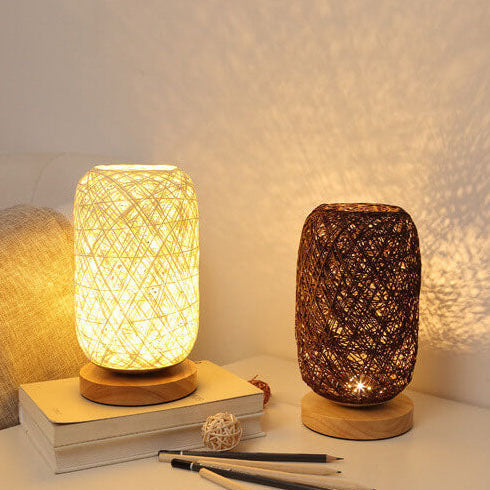 Skandinavische Tischlampe mit Rattan und Holzfuß