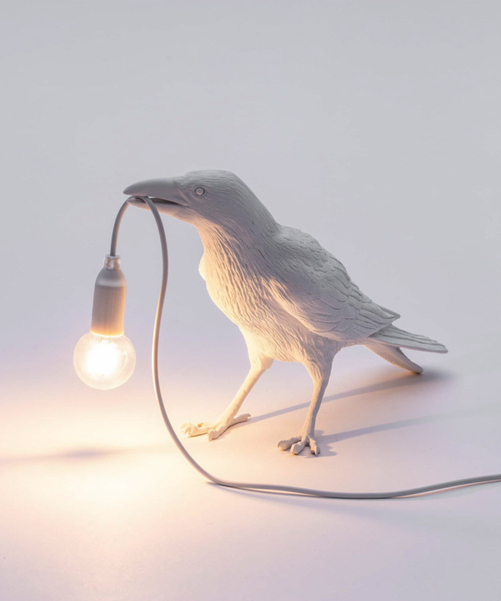 Dekorative Raben-Tischlampe mit E27-Fassung aus Kunstharz
