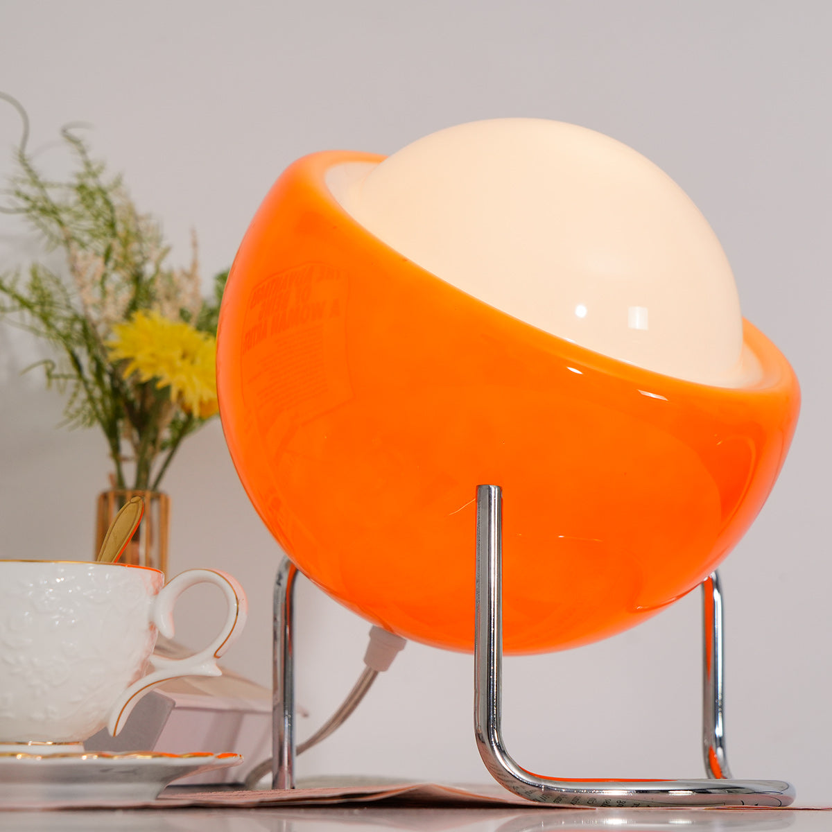 Mid-Century-Tischlampe mit Glasschirm und Edelstahlfuß