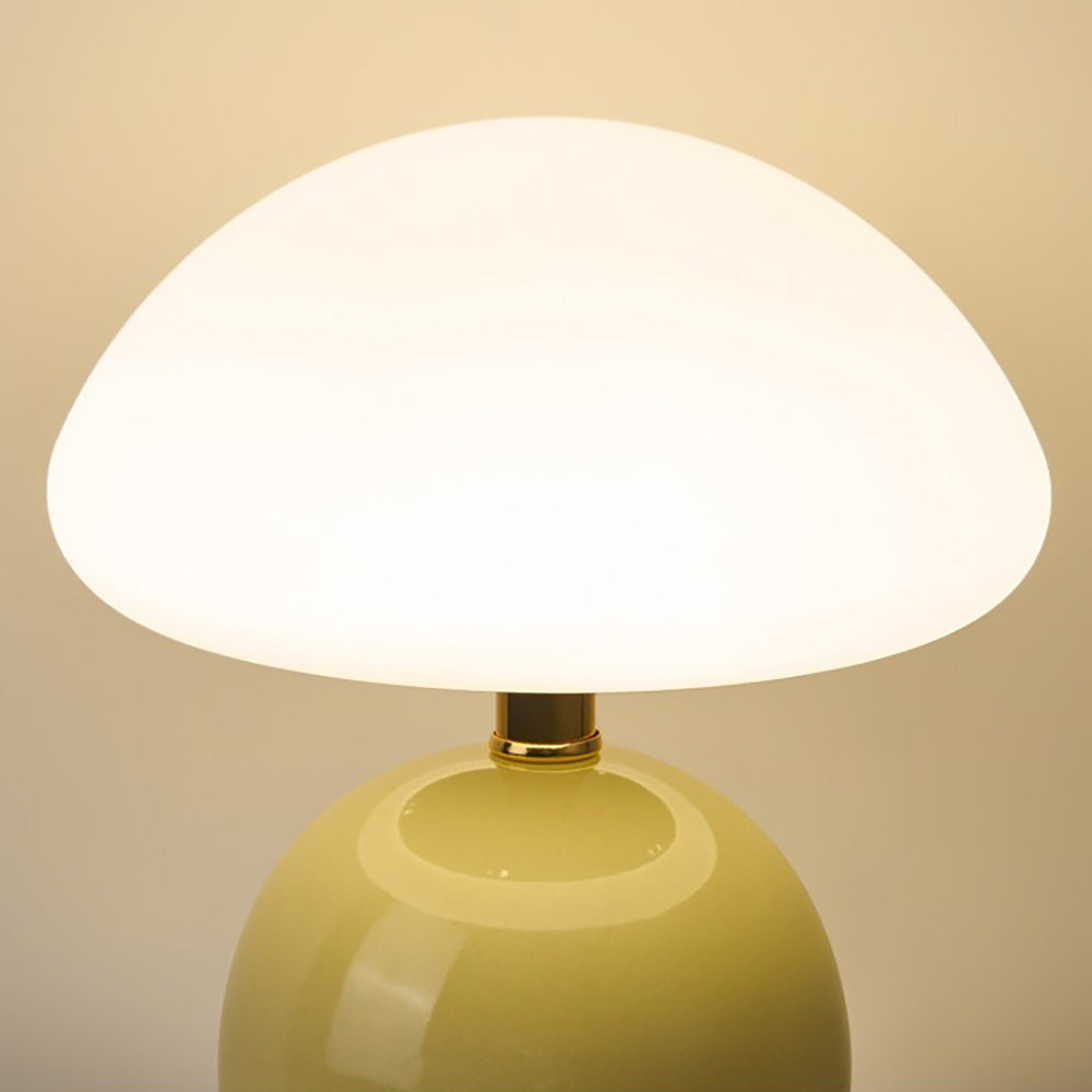 Keramische LED-Tischleuchte mit Rotomold-Schirm