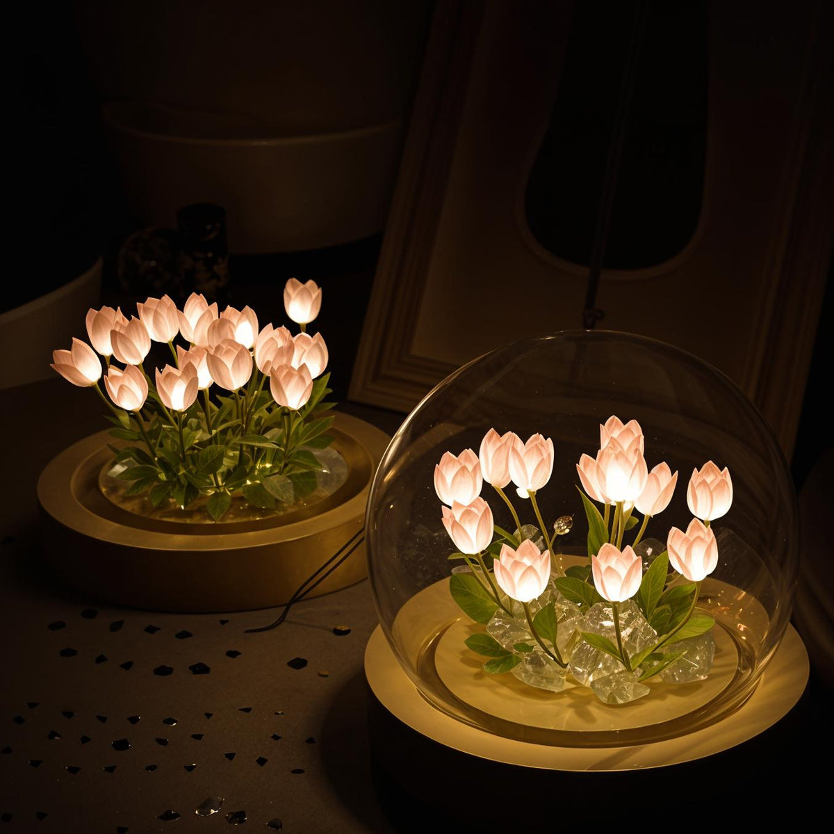 LED-Tischlampe mit Tulpen unter Glasglocke