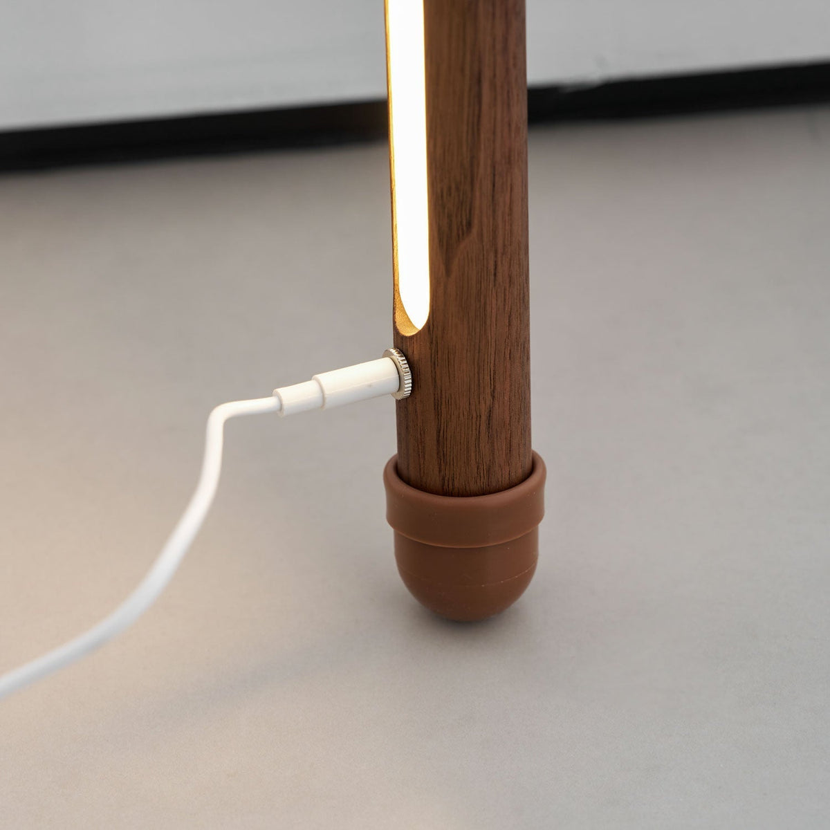 Skandinavische LED-Stehlampe aus Holz mit Acryl-Lichtleiste