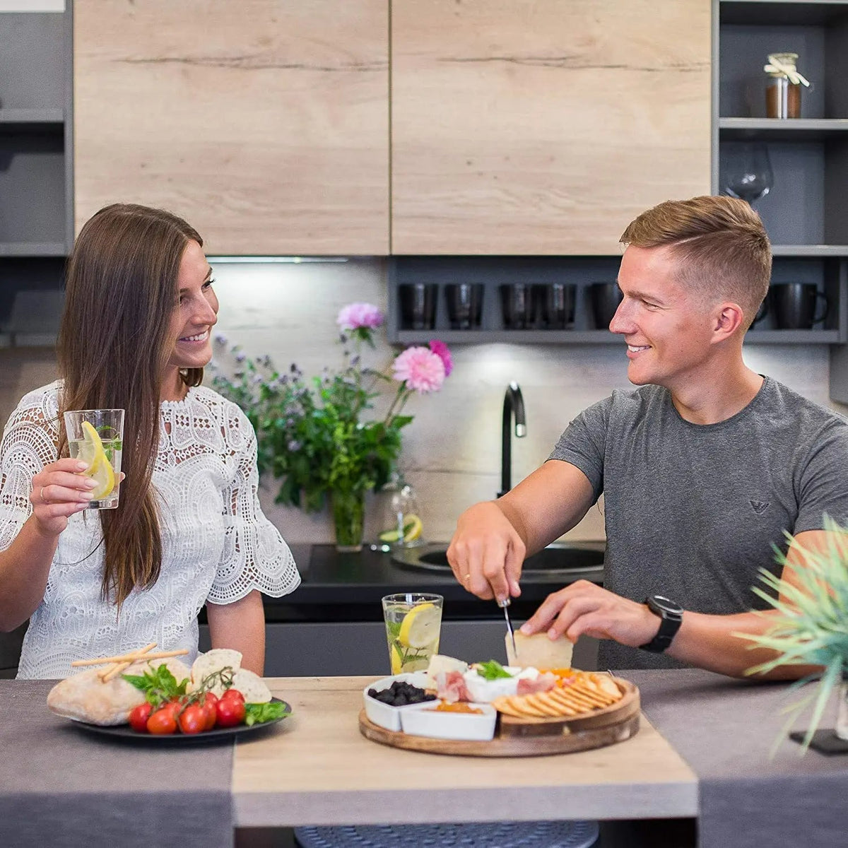 Käsebrett-Set mit Keramikschalen und Messern