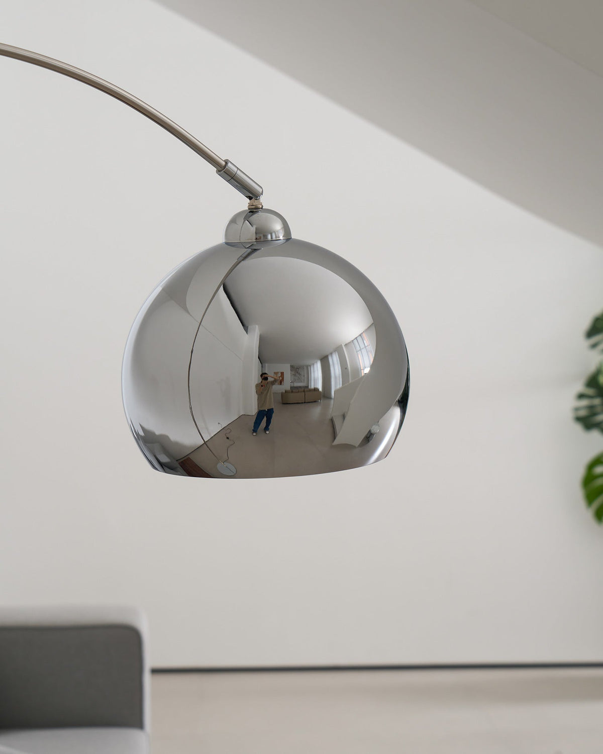 Verstellbare Stehlampe mit Teleskoparm