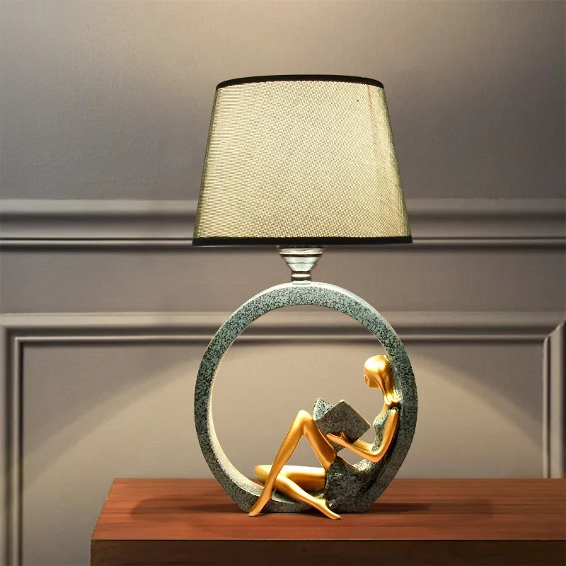Tischlampe mit Skulptur und Stoffschirm Blau