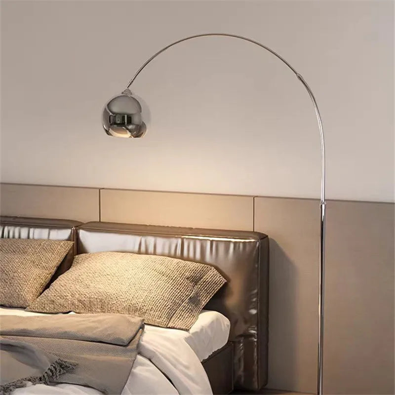 Verstellbare Bogen-Stehlampe aus Metall mit E27-Fassung