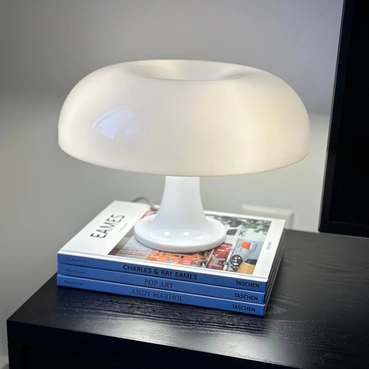 Retro-Tischleuchte im Pilzdesign aus PVC 28 cm
