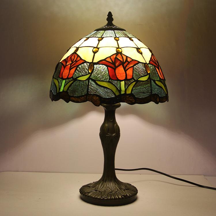 Klassieke Tiffany-Tischleuchte aus Buntglas mit Metallfuß