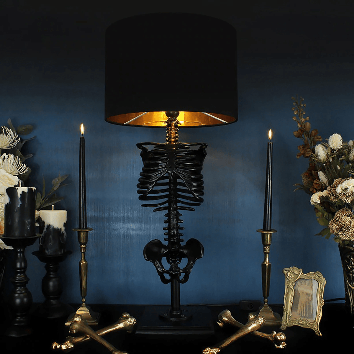 Gothic Skelett-Tischlampe aus Resin und Holz