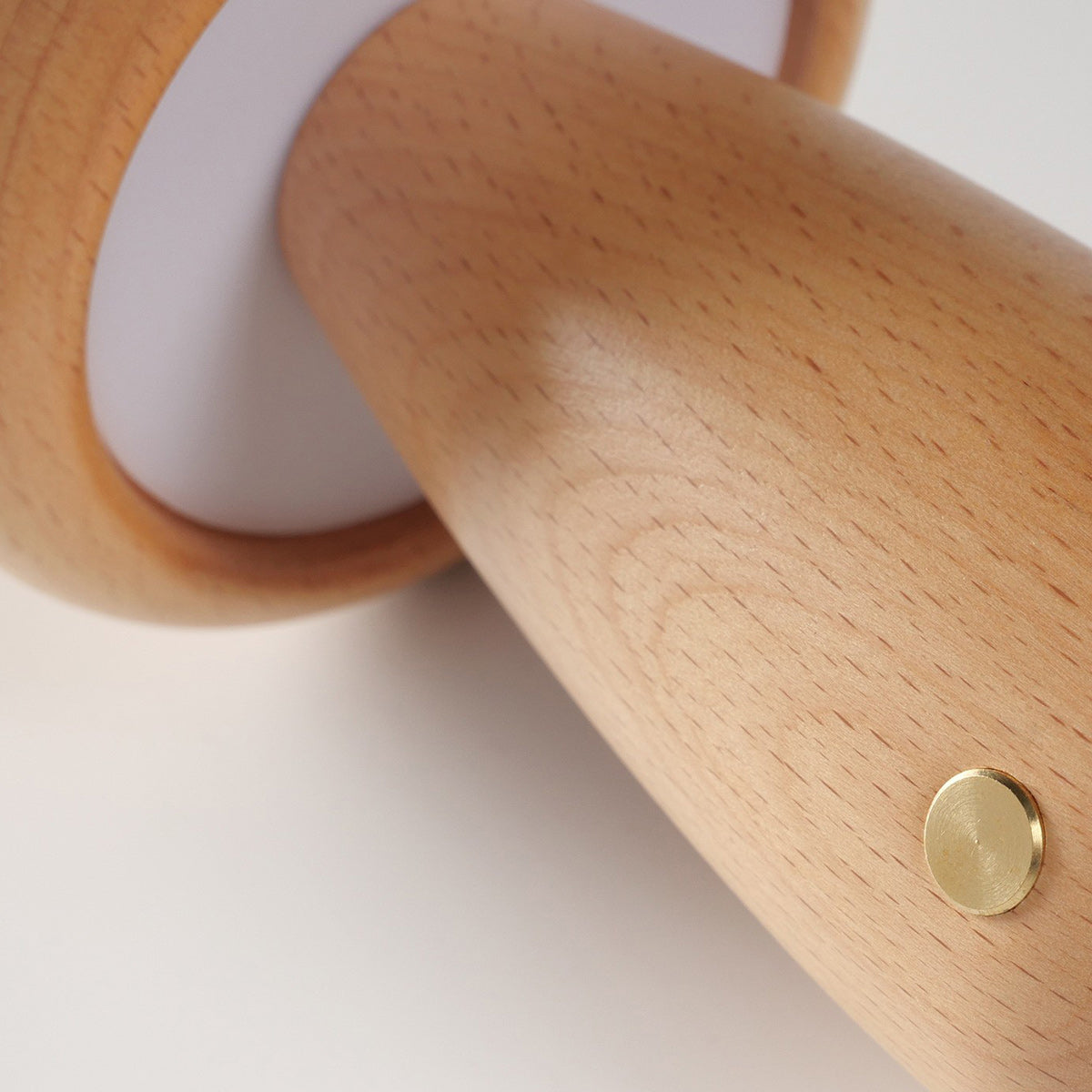Pilz-Tischleuchte aus Holz mit Touch-Dimmfunktion