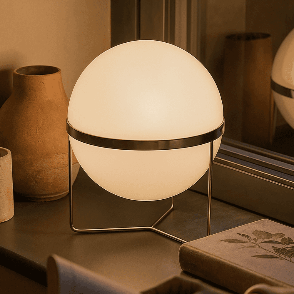 Minimalistische Stehlampe aus massivem Stahl mit stabiler Basis