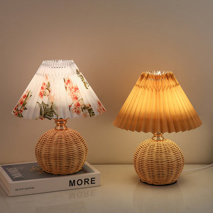 Rattan-Tischleuchte mit geplissiertem Lampenschirm