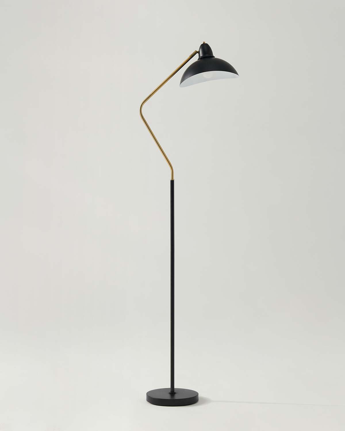 Moderne LED-Bogenlampe mit schwenkbarem Lampenkopf