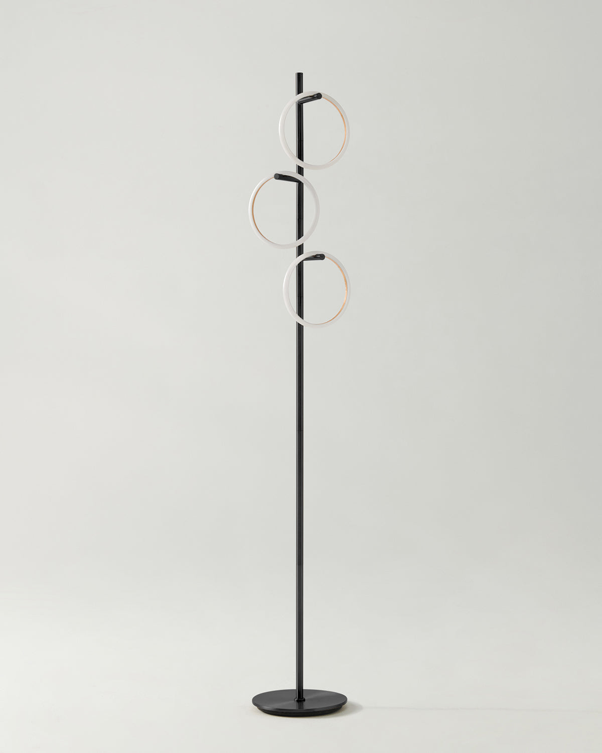 Dimmbare LED-Stehleuchte mit drei Lichtringen