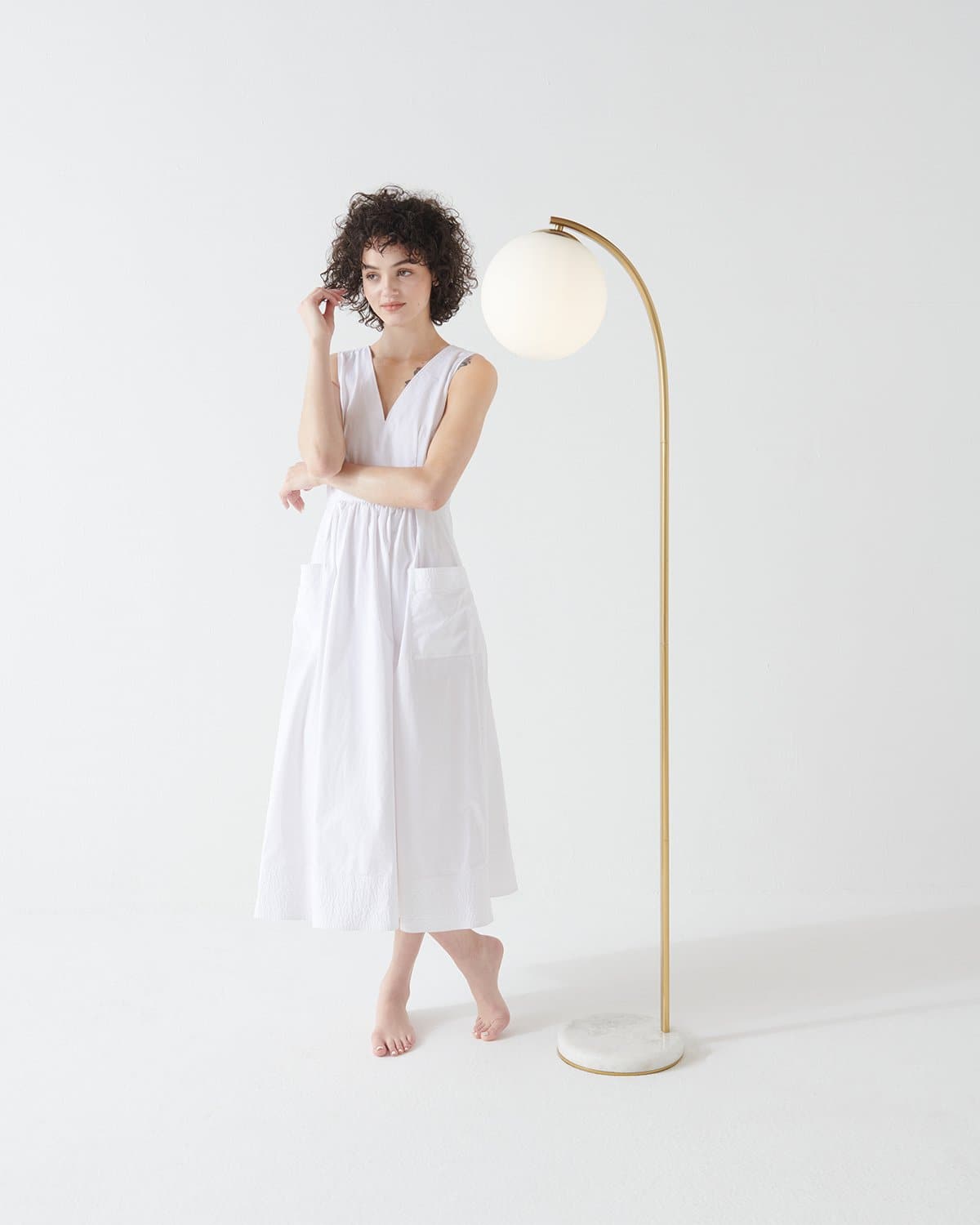 Moderne LED-Bogenlampe mit Marmorfuß und Glaskugel