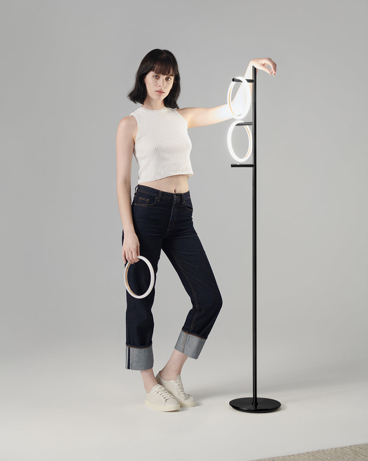 Dimmbare LED-Stehleuchte mit drei Lichtringen