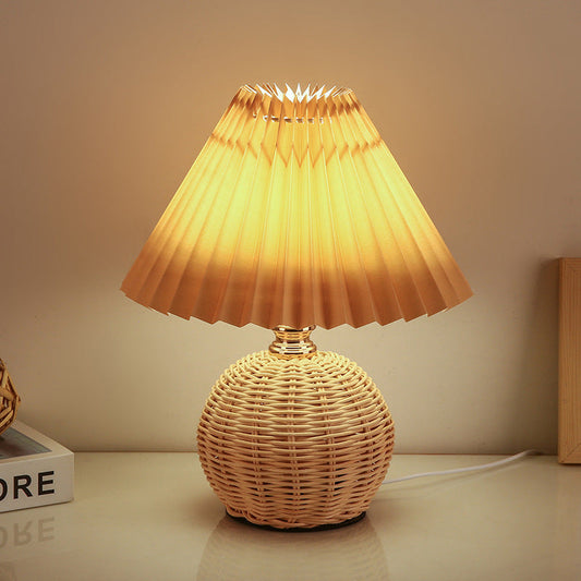 Rattan-Tischleuchte mit geplissiertem Lampenschirm