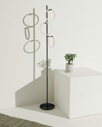 Dimmbare LED-Stehleuchte mit drei Lichtringen