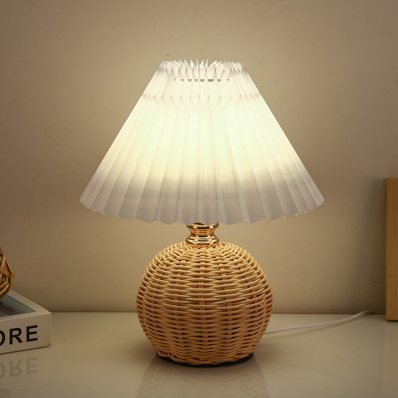 Rattan-Tischleuchte mit geplissiertem Lampenschirm