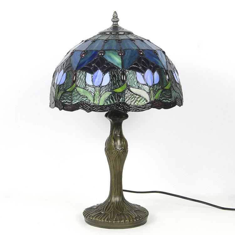 Klassieke Tiffany-Tischleuchte aus Buntglas mit Metallfuß