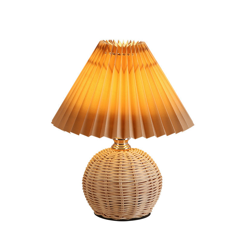 Rattan-Tischleuchte mit geplissiertem Lampenschirm