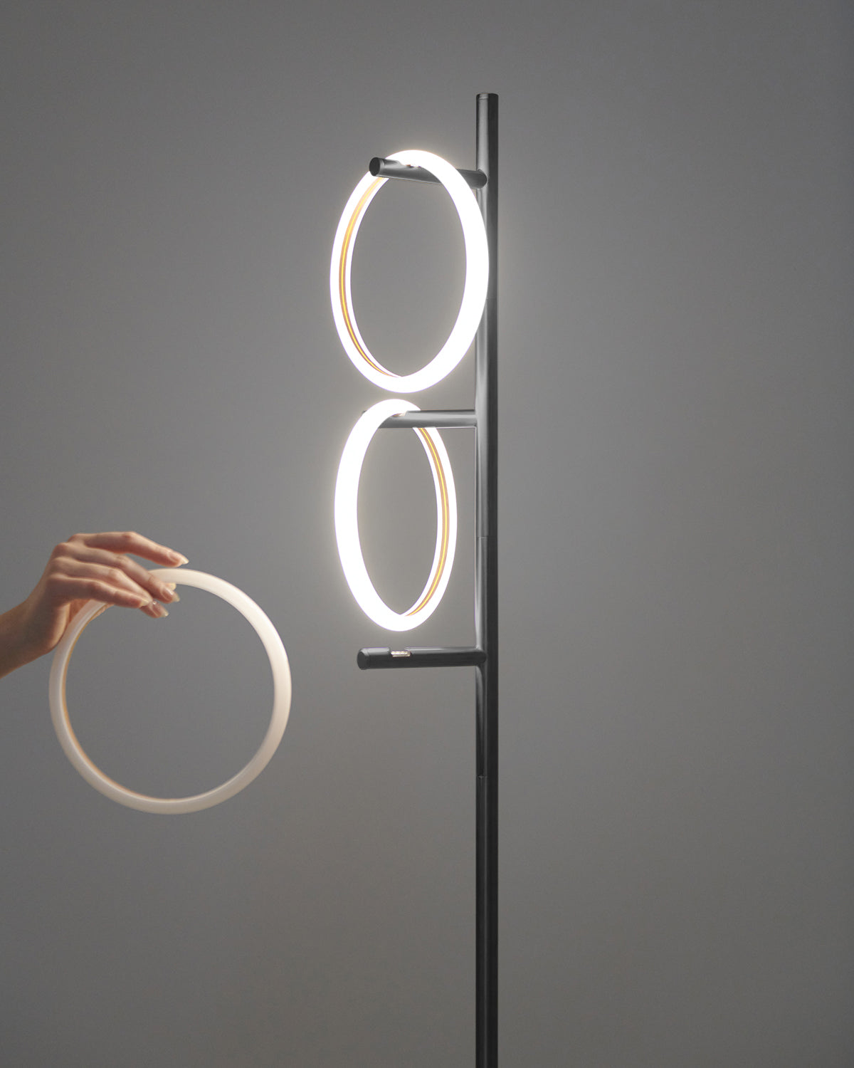 Dimmbare LED-Stehleuchte mit drei Lichtringen