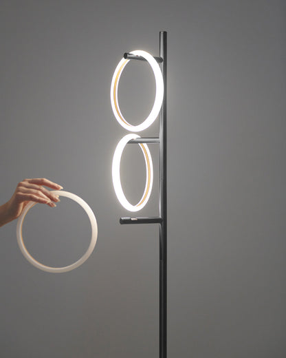 Dimmbare LED-Stehleuchte mit drei Lichtringen