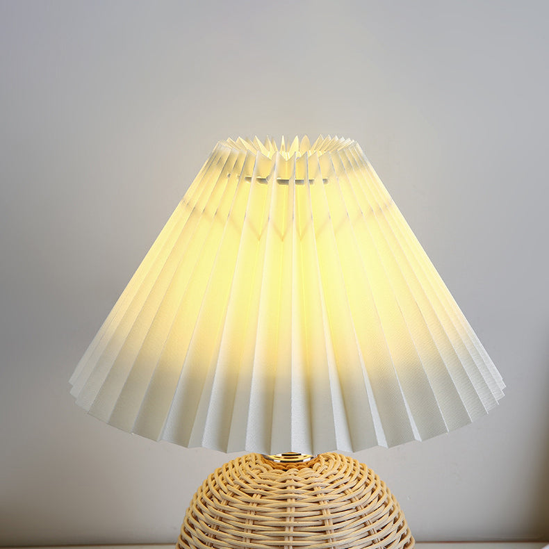 Rattan-Tischleuchte mit geplissiertem Lampenschirm