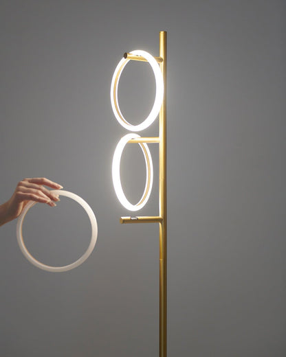Dimmbare LED-Stehleuchte mit drei Lichtringen