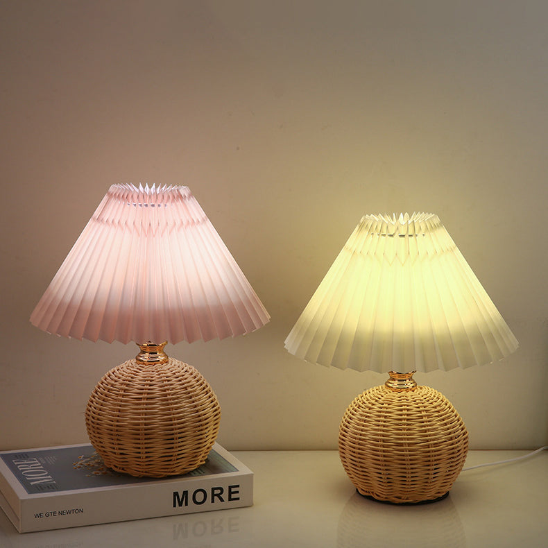 Rattan-Tischleuchte mit geplissiertem Lampenschirm