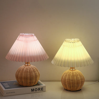 Rattan-Tischleuchte mit geplissiertem Lampenschirm