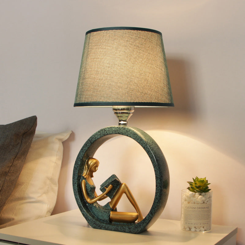 Tischlampe mit Skulptur und Stoffschirm Blau