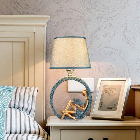 Tischlampe mit Skulptur und Stoffschirm Blau