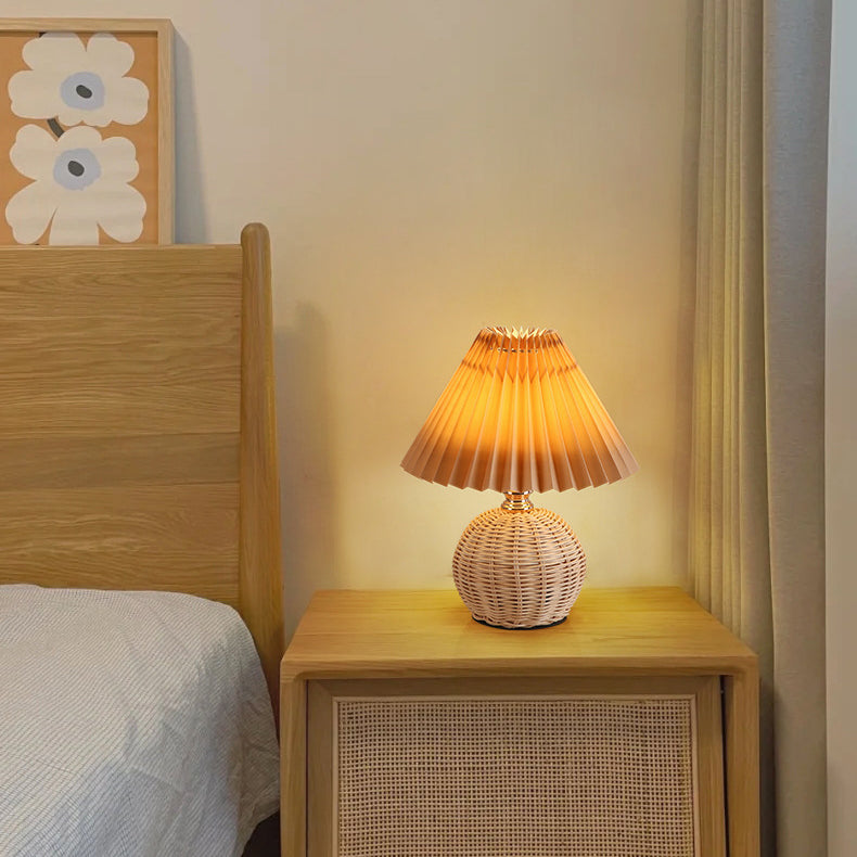Rattan-Tischleuchte mit geplissiertem Lampenschirm