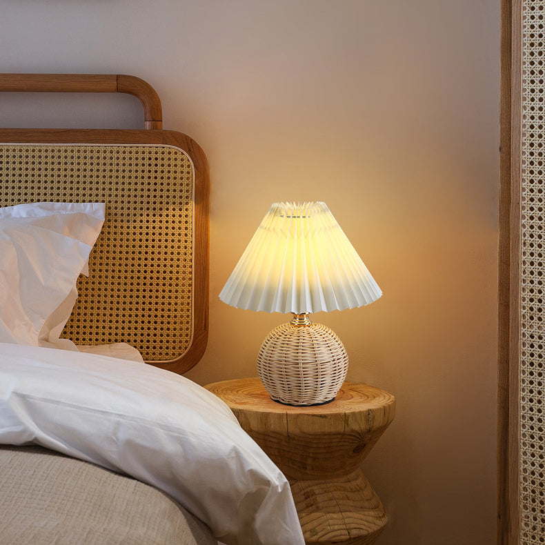 Rattan-Tischleuchte mit geplissiertem Lampenschirm