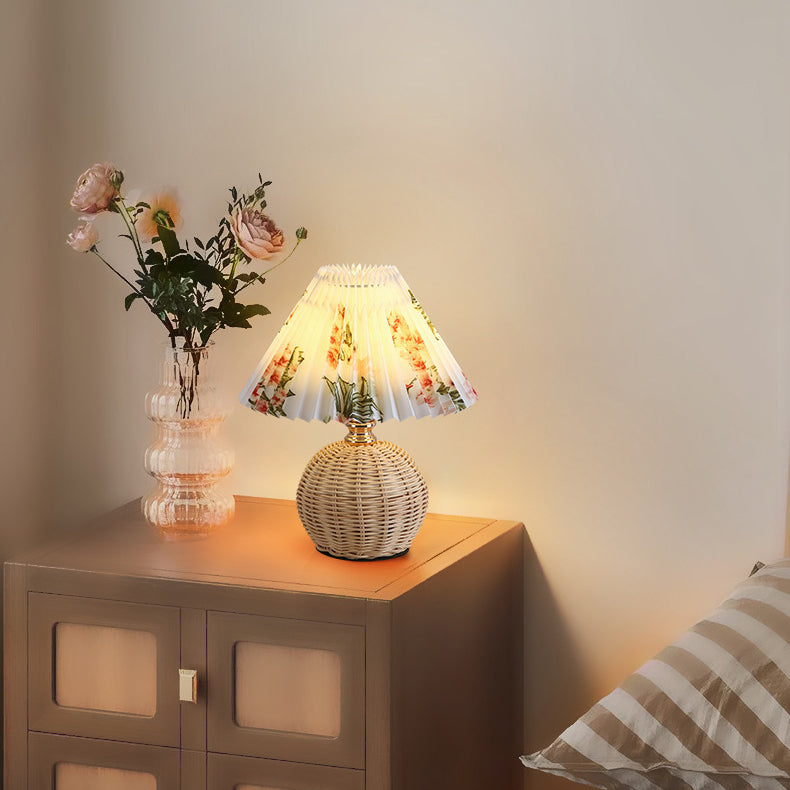 Rattan-Tischleuchte mit geplissiertem Lampenschirm