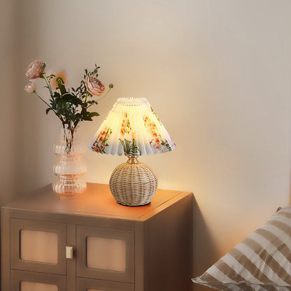 Rattan-Tischleuchte mit geplissiertem Lampenschirm