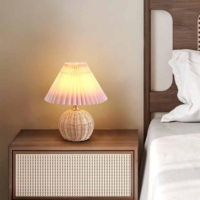 Rattan-Tischleuchte mit geplissiertem Lampenschirm