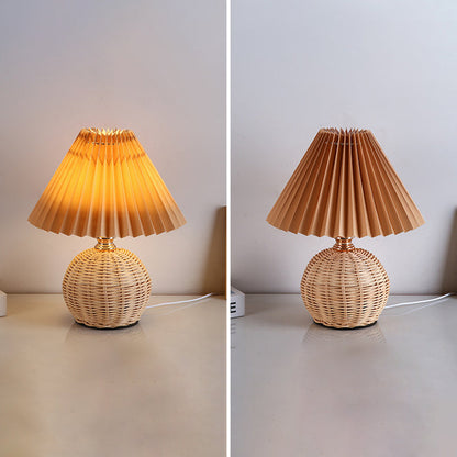 Rattan-Tischleuchte mit geplissiertem Lampenschirm