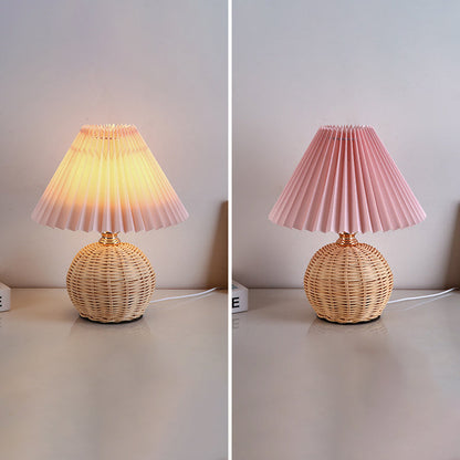 Rattan-Tischleuchte mit geplissiertem Lampenschirm