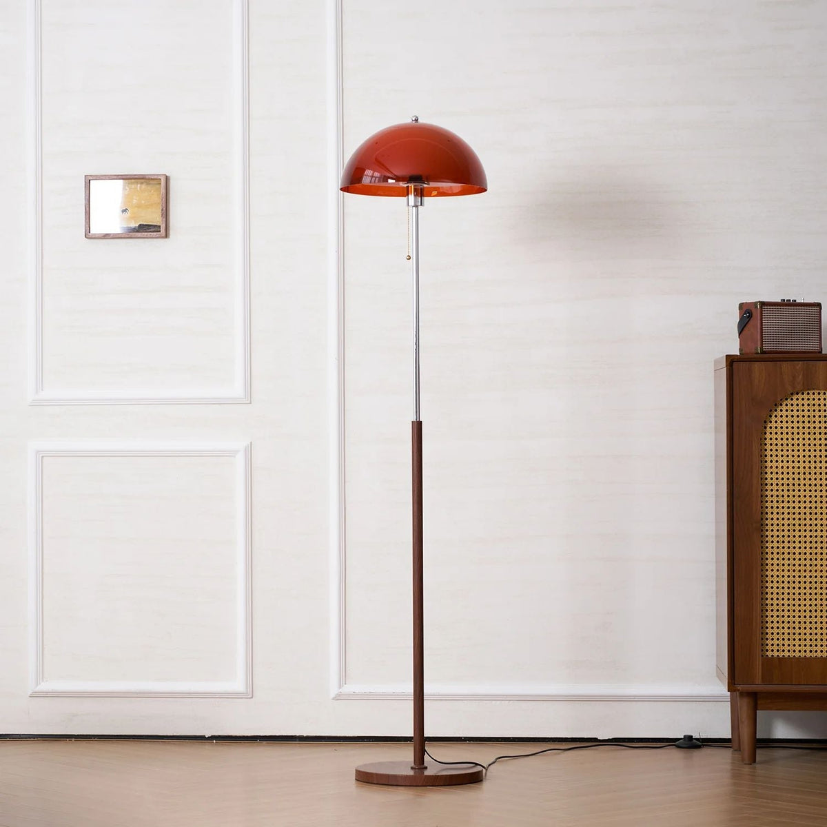 Moderne Stehlampe aus Holz und Metall mit Acrylschirm