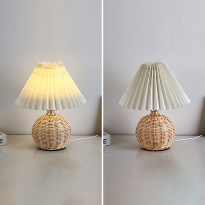 Rattan-Tischleuchte mit geplissiertem Lampenschirm