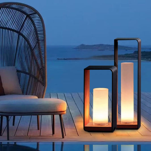 Moderne LED-Gartenlampe mit warmem Licht