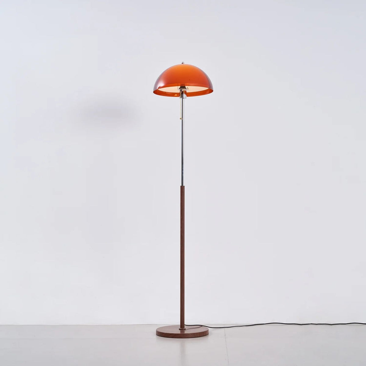 Moderne Stehlampe aus Holz und Metall mit Acrylschirm