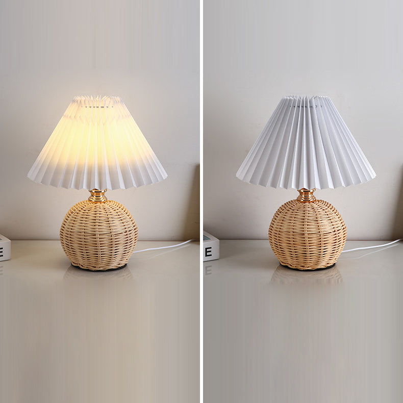 Rattan-Tischleuchte mit geplissiertem Lampenschirm