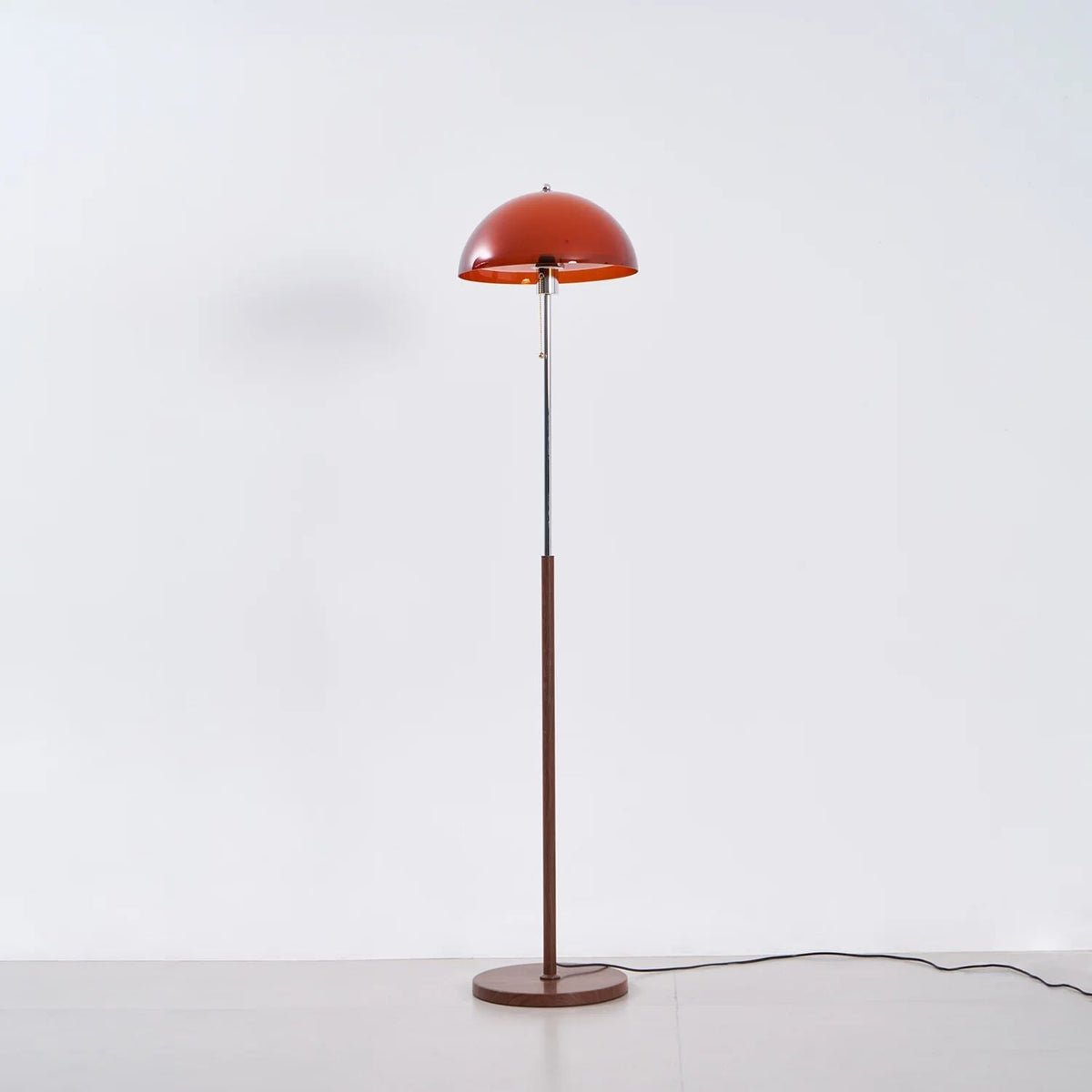 Moderne Stehlampe aus Holz und Metall mit Acrylschirm