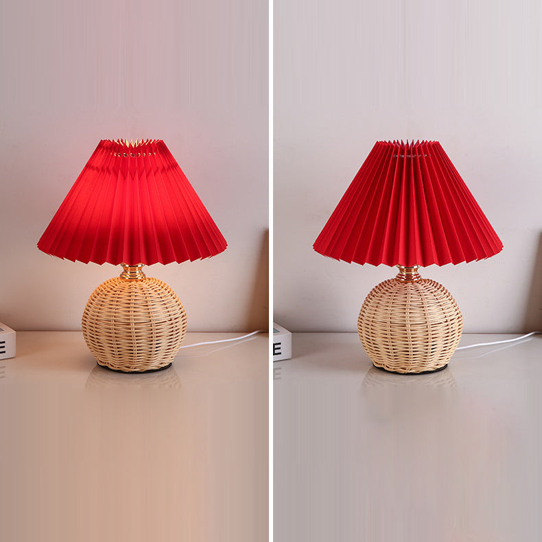 Rattan-Tischleuchte mit geplissiertem Lampenschirm
