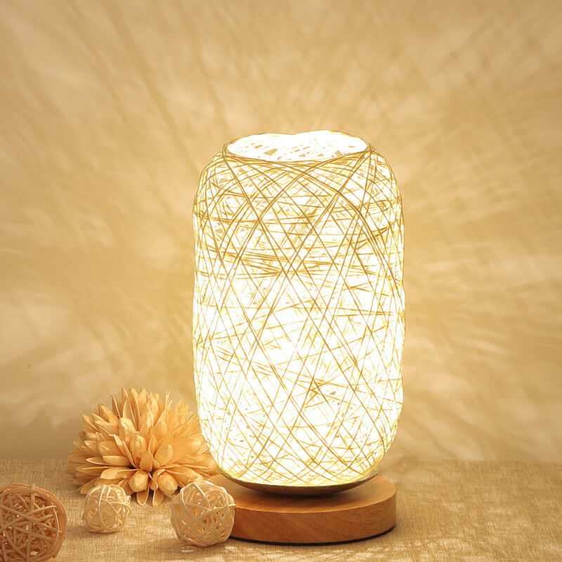 Skandinavische Tischlampe mit Rattan und Holzfuß