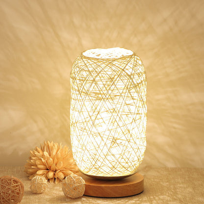 Skandinavische Tischlampe mit Rattan und Holzfuß