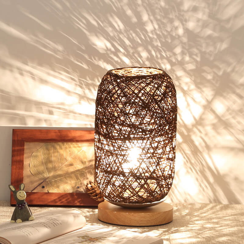Skandinavische Tischlampe mit Rattan und Holzfuß